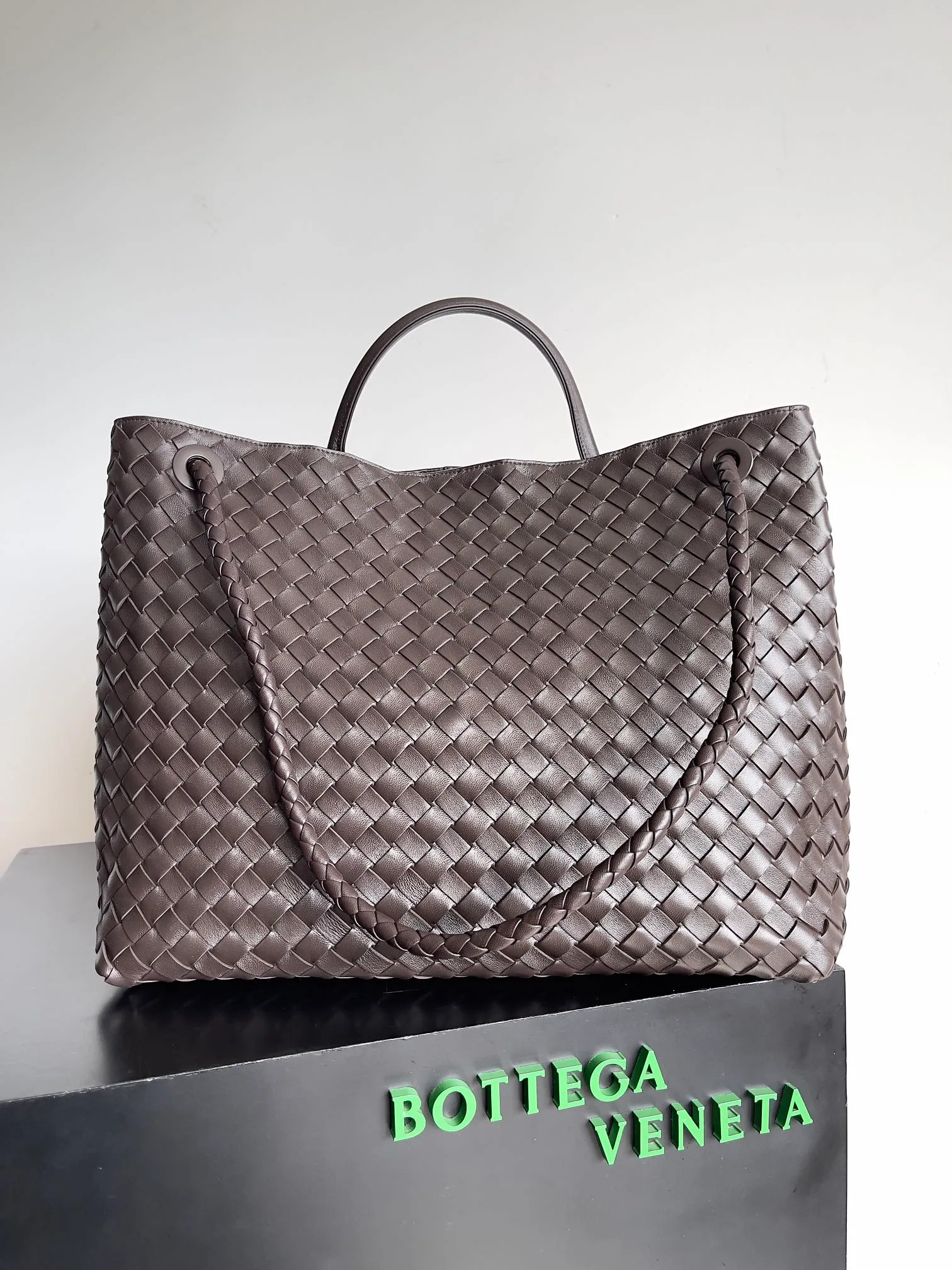 Batch 3760 Recently, the same style of bag that celebrities love is both high-end and practical. Michelle Yeoh, Kim Namjoon, Jing Boran, Tong Liya, Sun Qian, Wu Qianyu, Du Juan, Ma Yili and Bai Baihe are all carrying Bottega Veneta summer series Andiamo handbags. Andiamo has a simple structure and rounded lines. The whole piece is made of Nappa leather. It is comfortable, soft and dynamic. It adds interest to daily life and can be easily matched with various styles. Andiamo handbags are available in three sizes: small, medium and large. There are many colors to choose from, which can meet different needs. You can really carry it whether it is daily or attending events. Style number: 743575 Size: 45*22*34 including handle height 44cm